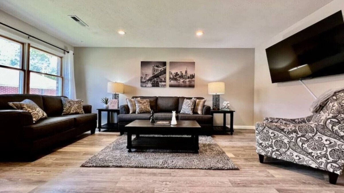 Lindenwald House | Remodeled 2 BDRM Ranch Attached Home Liberty, TWP