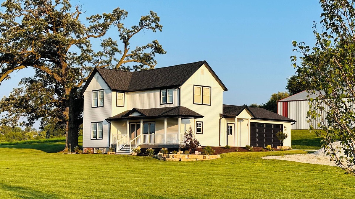 Coal Valley Other | Remodeled 3-bed-3-bath Farmhouse near the John Deere Classic in the Quad Cities!
