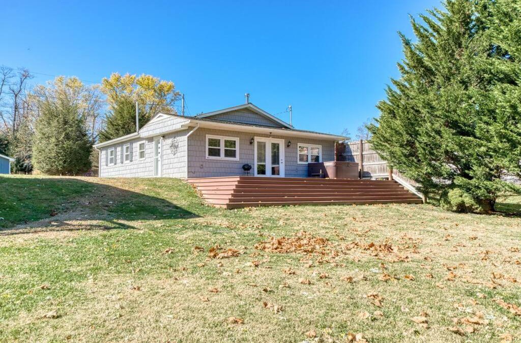 Belspring House | Remodeled, 3 BR, cabin on river