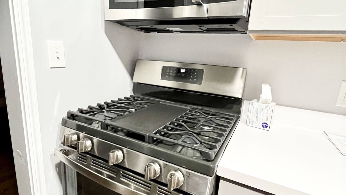 Addison House | Remodeled 3BR 1BA Near O'Hare Sleeps 10