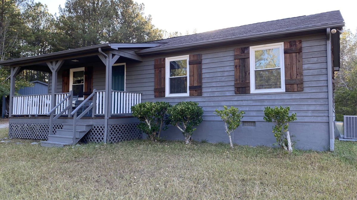 Elberton House | Remodeled cabin - minutes from boat ramps & lake fishing!