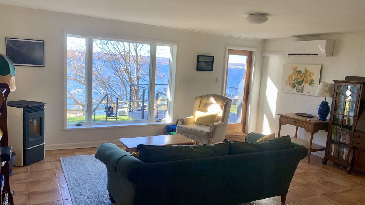 King Ferry Cottage | Remodeled Cayuga Lake Cottage - nice yard & waterfront, near Treleaven winery