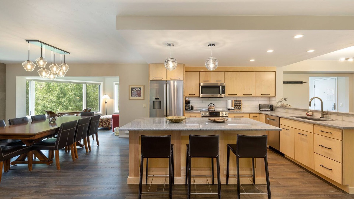 Keystone Condo | Remodeled Condo w/Stunning Corner Views of Snake River, Pool & Hot Tub Access