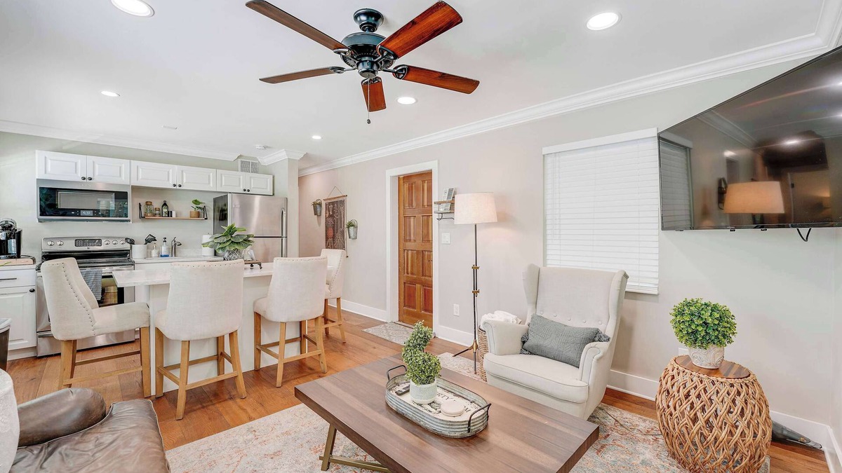 Sunshine Park Apartment | Remodeled Downtown Apartment #1