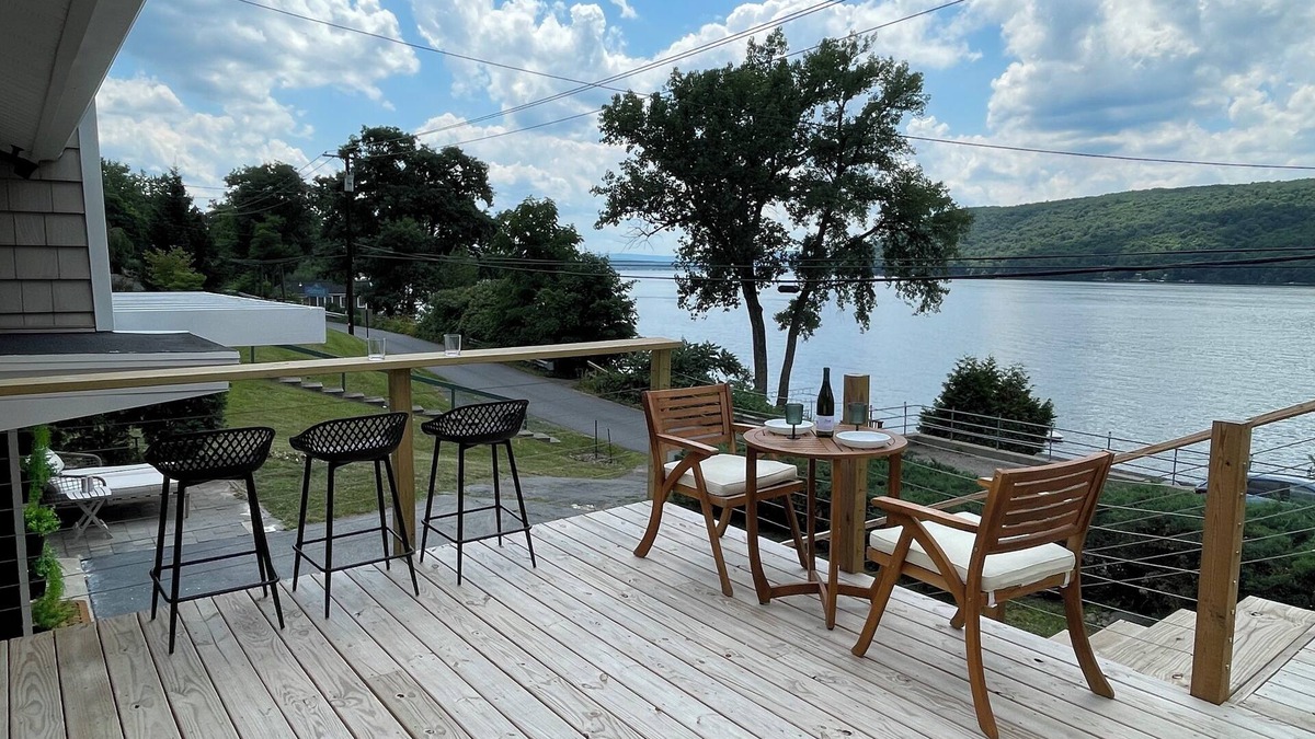Dundee House | Remodeled family cottage with lake views close to wineries, hiking & tons more