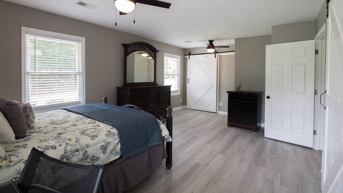 New Castle House | Remodeled family home, 5 minutes away from the park!