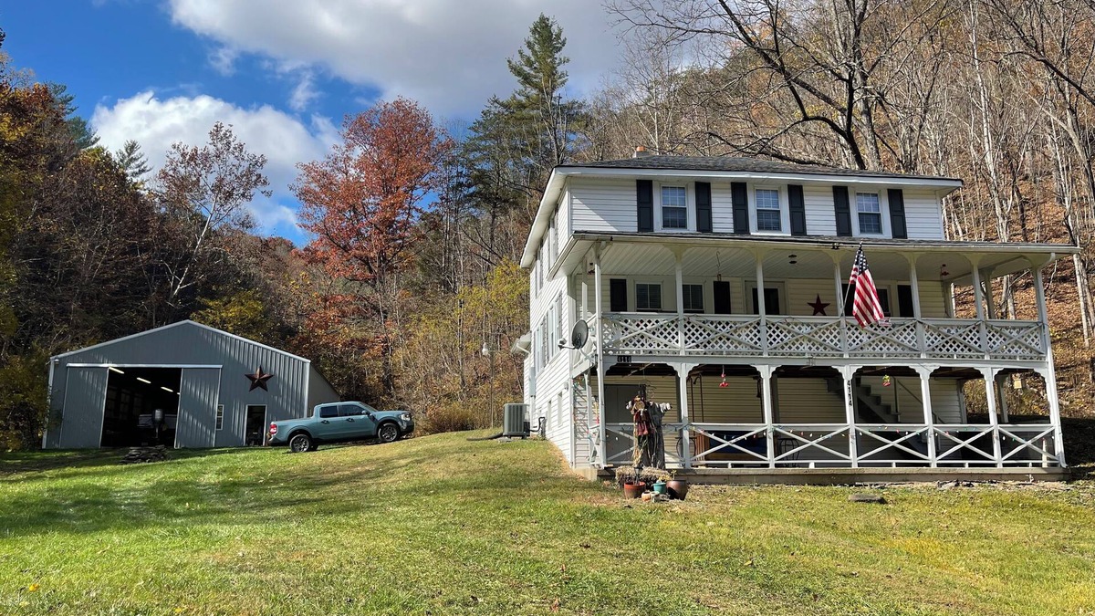 Glace House | Remodeled Farmhouse 150 acres - Minutes from Escatawha Farms Fly Fishing