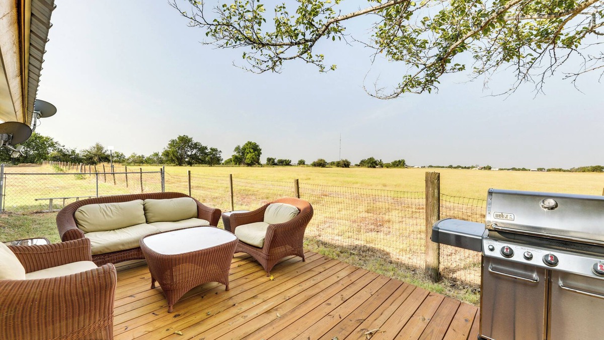 Coupland House | Remodeled Farmhouse on 18 Acres: 8 Mi to Elgin!