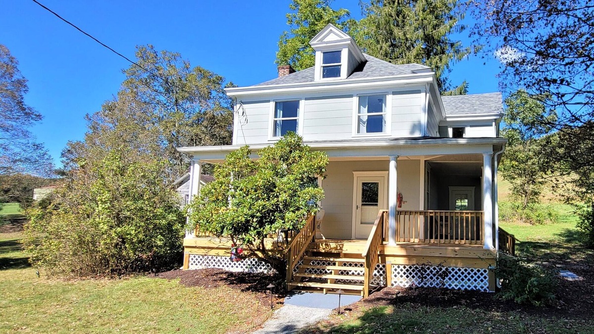 Farmington Other | Remodeled Farmhouse with quick Access to Ohiopyle Area
