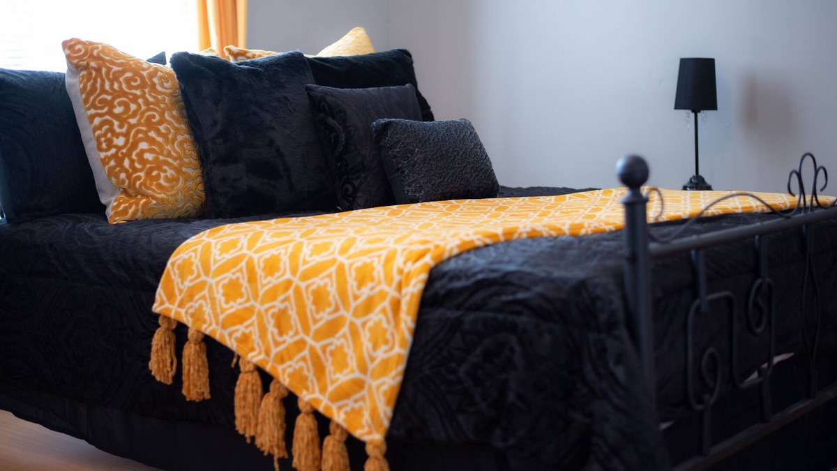 Holly Springs Cottage | Remodeled historical loft walking distance from the Square.