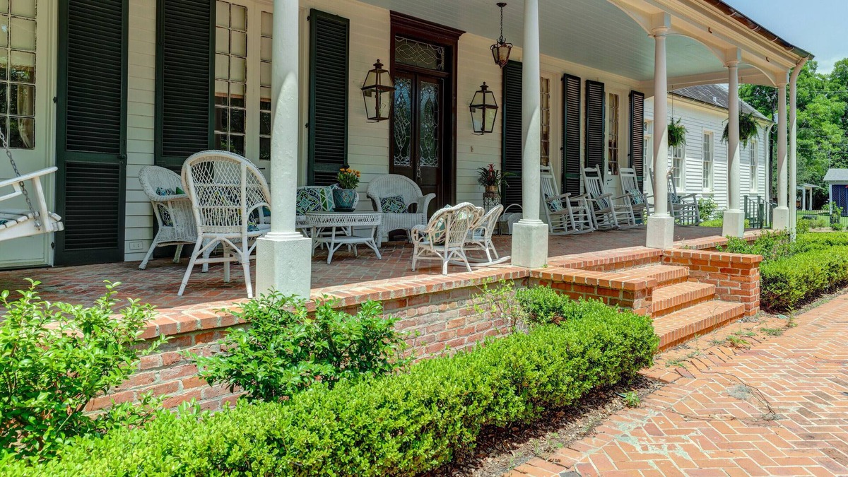 New Iberia House | Remodeled Historic Acadian 5 BR home steps from Downtown New Iberia