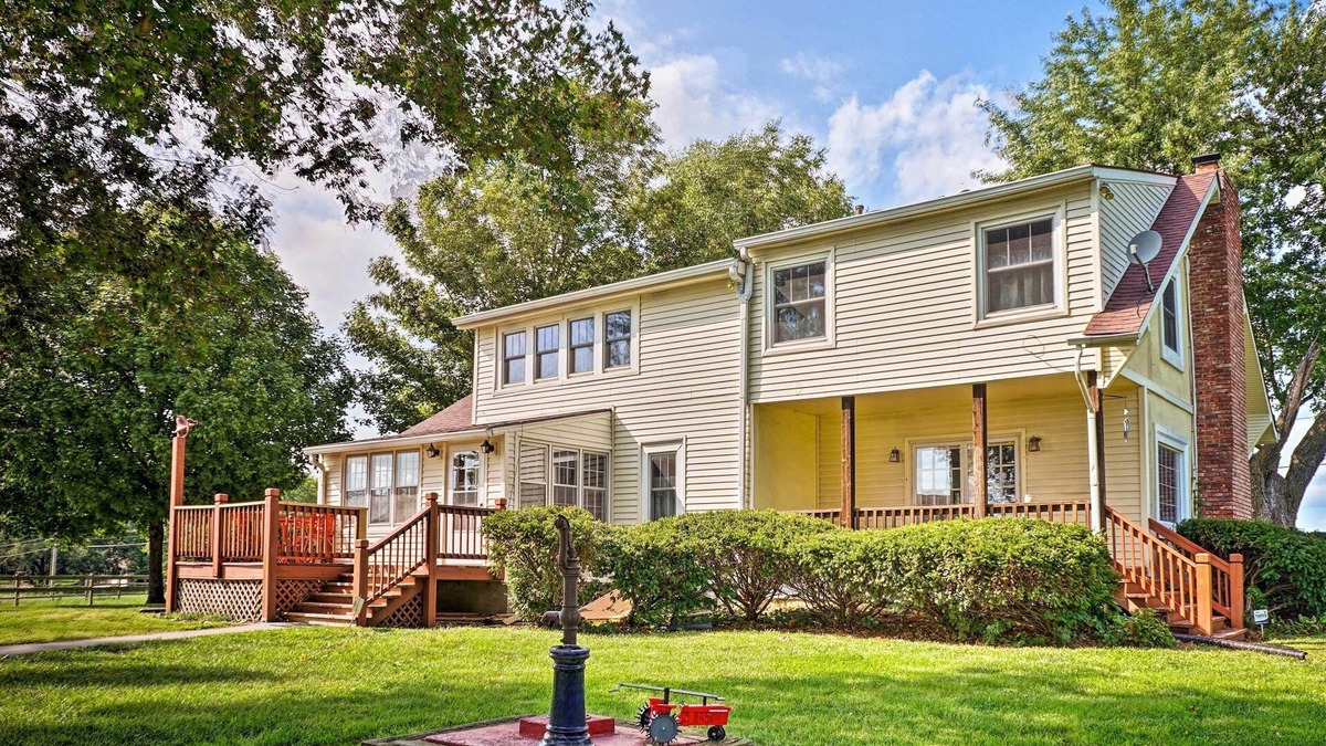 Liberty House | Remodeled Historic Farmhouse ~ 20 Mi to KC!