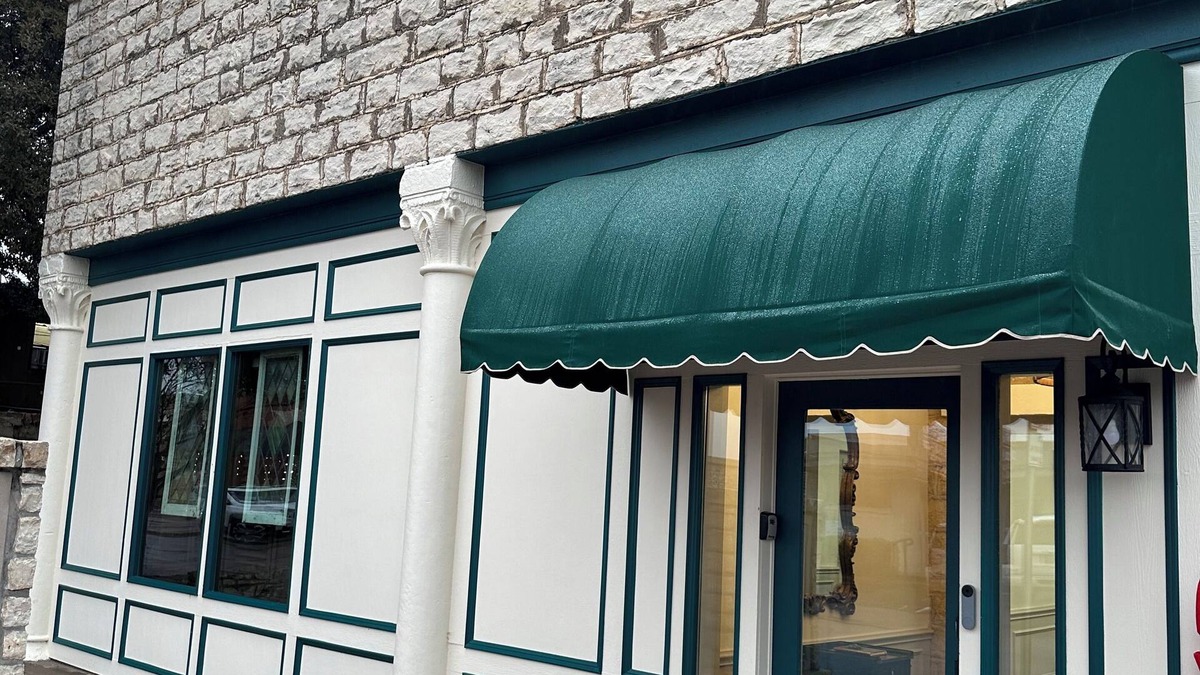 Granbury Cottage | Remodeled Historical Cottage- Six bedroom 4 bath steps to Granbury Square. Fab!