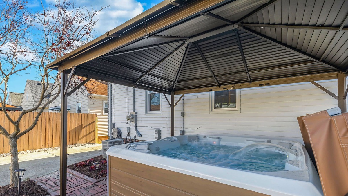 Parma House | Remodeled Home w/Rec Room, Arcade Games & Jacuzzi!