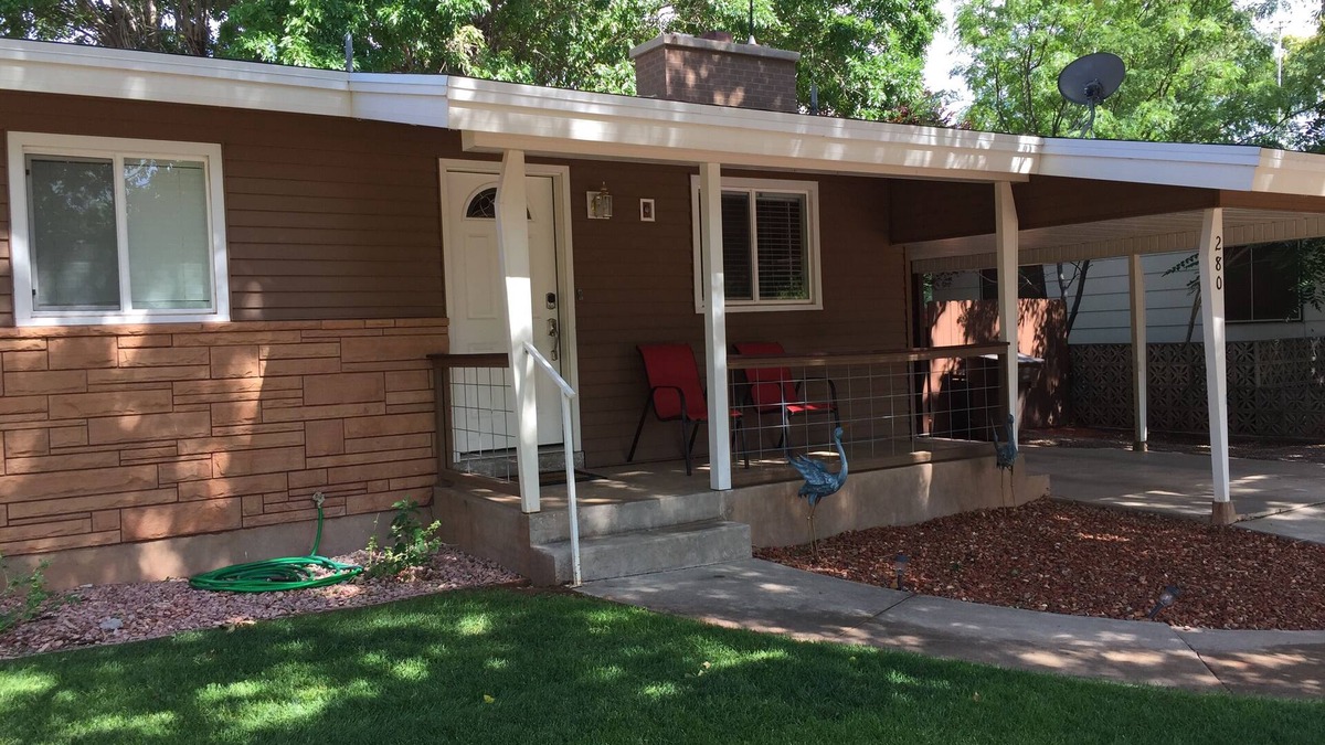 Kanab House | Remodeled in-town beauty with Mountain Views! Large, fully fenced back yard.