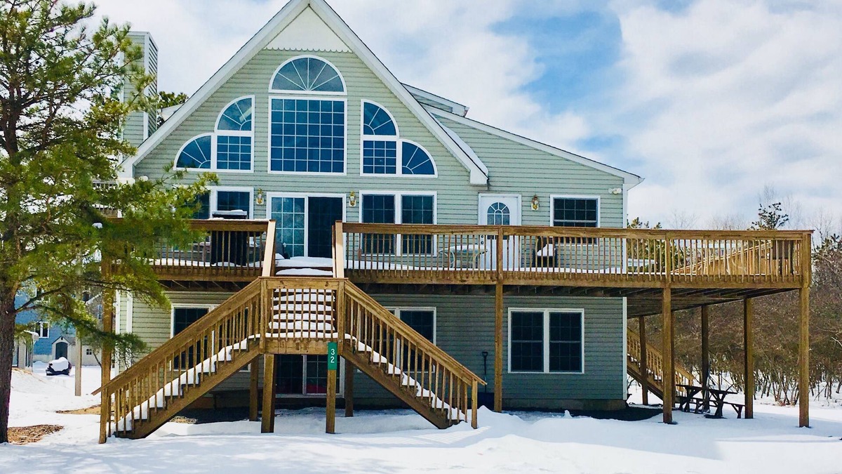 Albrightsville Villa | Remodeled ! Lakeside 9BR Pocono Area Villa and private beach volley ball court