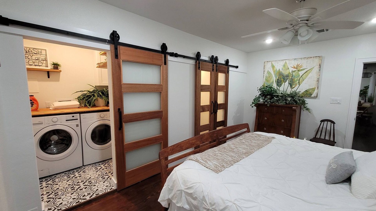Galveston Cottage | Remodeled, modern,🔥Pit, 💜Close to everything!STRAND, BEACH, CRUISE🛳 MidTown