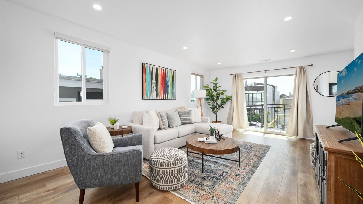 West Newport House | Remodeled - Modern - 2 Bedroom - Walk to the Beach