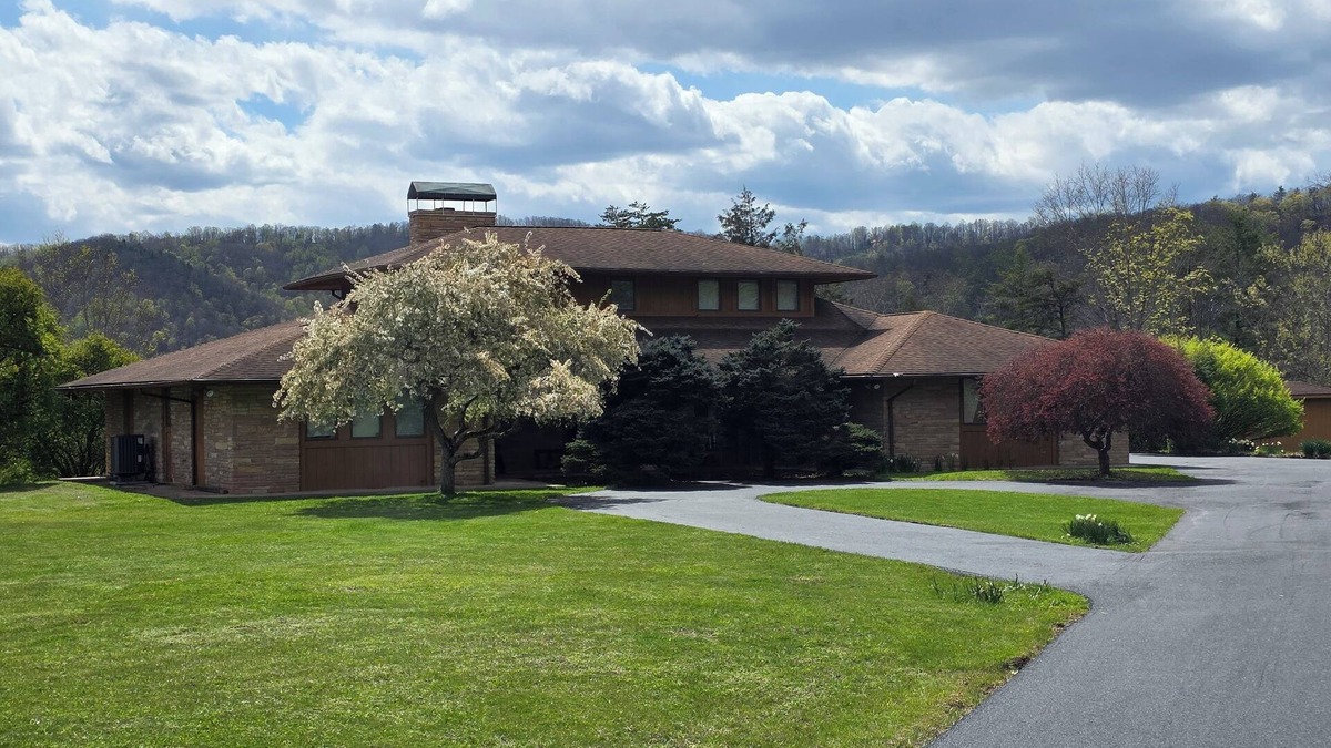 Nimitz House | Remodeled mountain home, theater room, minutes from Bluestone and Pipestem Parks