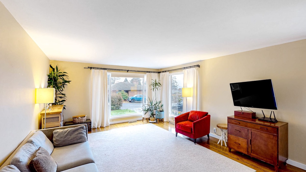 Broadview House | Remodeled mountain-view home with deck, streaming, wonderful backyard, patio, AC