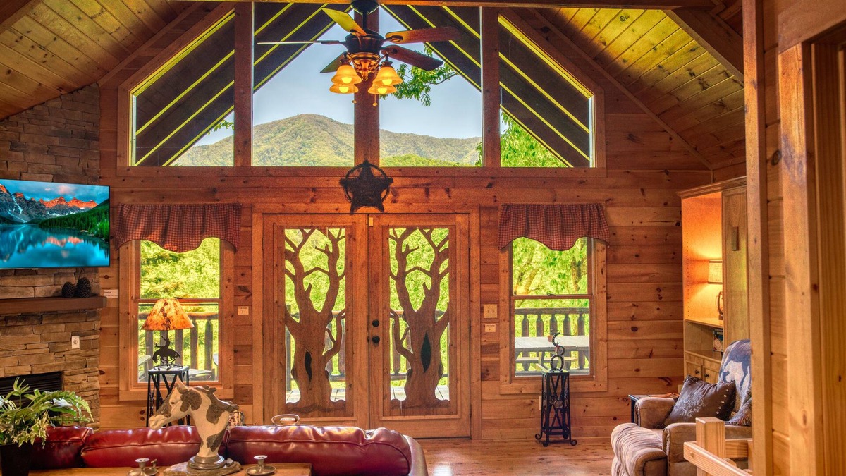 Wears Valley Cabin | REMODELED ROMANTIC LUXURY CABIN! MOUNTAIN VIEW