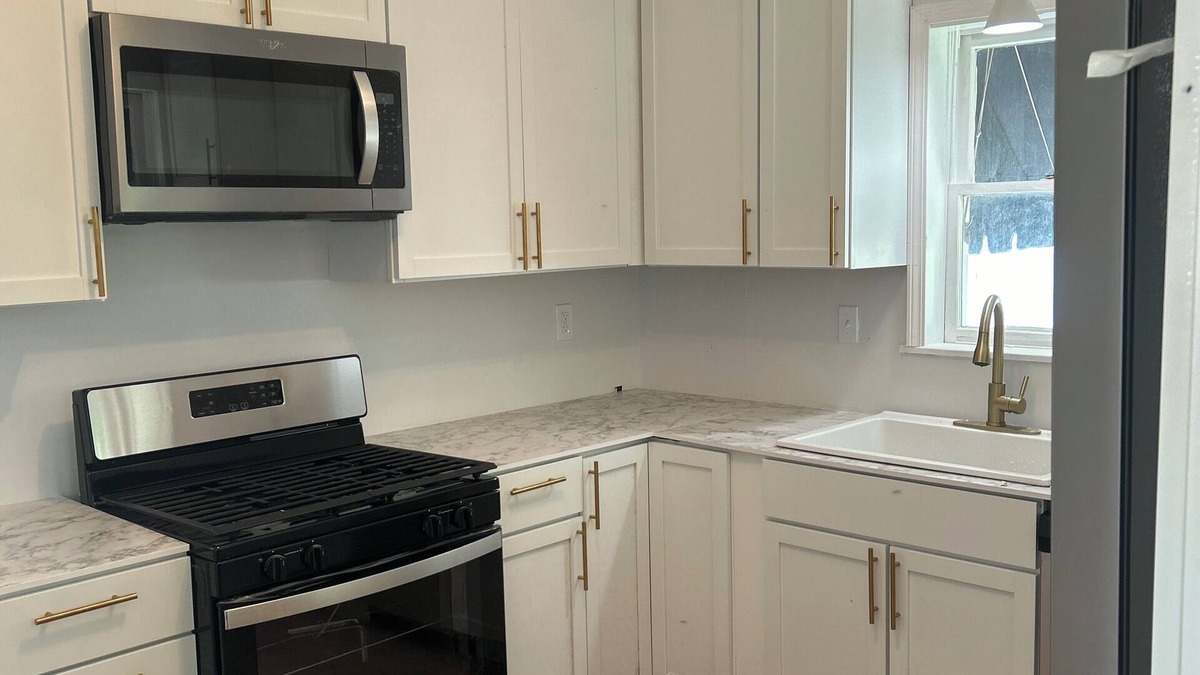 Strabane House | Remodeled spacious 4-bedroom house in very popular Houston, PA with central AC