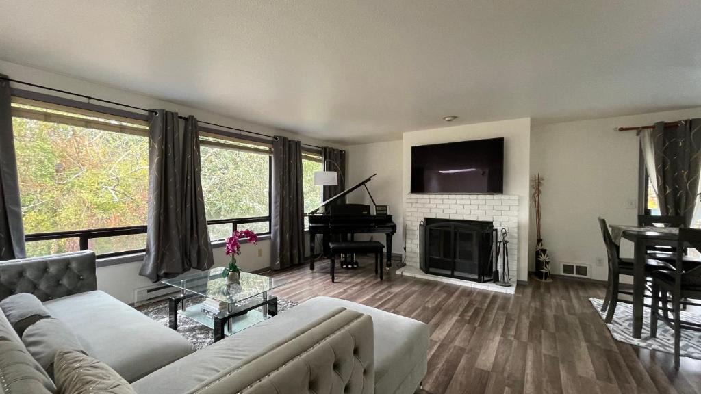 North City House | Remodeled, Spacious, Modern Retreat 5 BR, 3BA, 2KIT