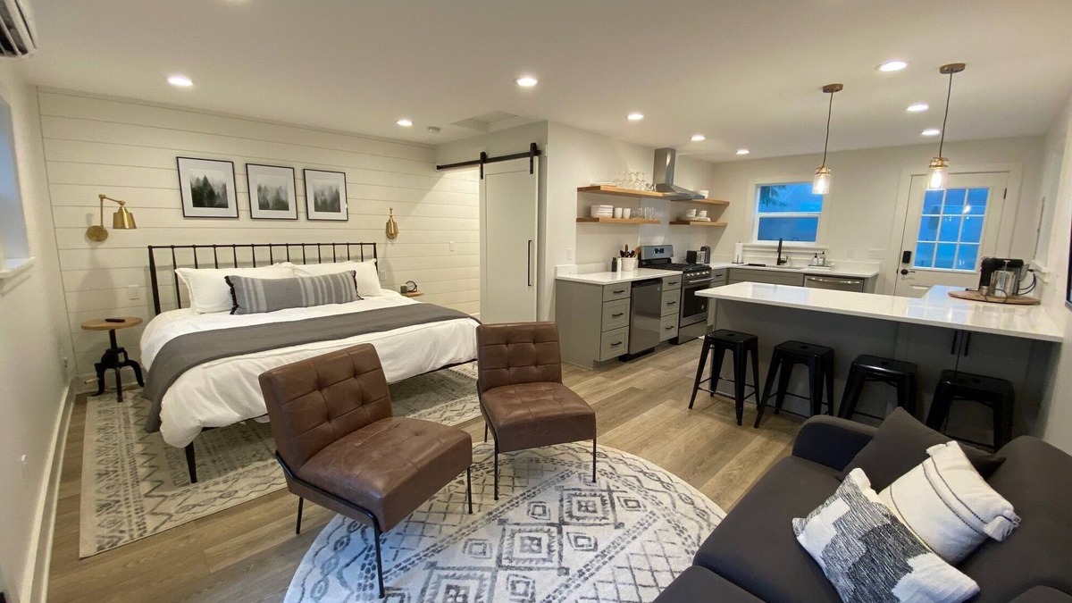 Fall City Cottage | Remodeled Studio Cottage! Walk to Lake and Hiking Trails