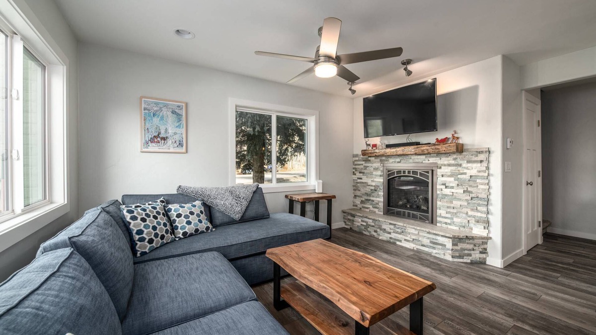 Steamboat Springs House | Remodeled TH Near Mtn-Pool-Hot Tub-Steps to Free Bus/Core Trail + New Grill-W/D in Unit-Immaculate