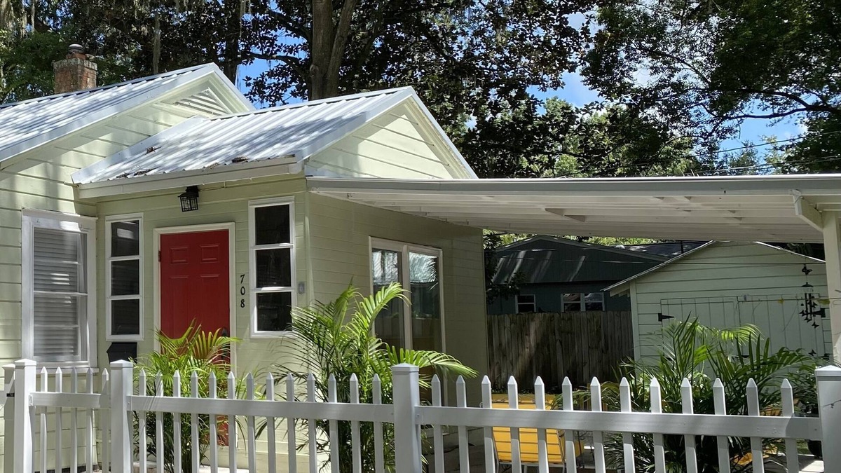 Pleasant Street House | Remodeled Vintage Private Home. <5 min to UF and Downtown