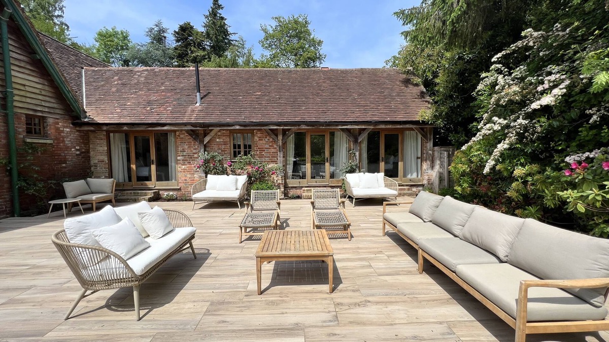 Burwash Cottage | Remodelled coach house with pool/wood fired hot tub/games room