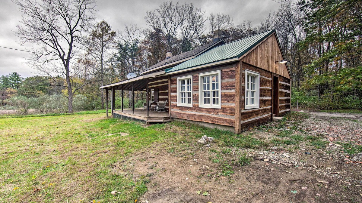 Allenwood Apartment | Remote 1901 Studio Cabin w/Loft - Pets Allowed!