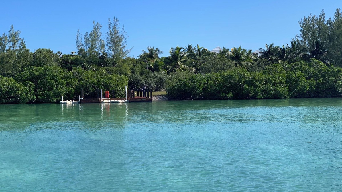 Savannah Sound Villa | Remote Beachfront Treasure 4-bedroom villa WiFi and AC on Windermere Eleuthera
