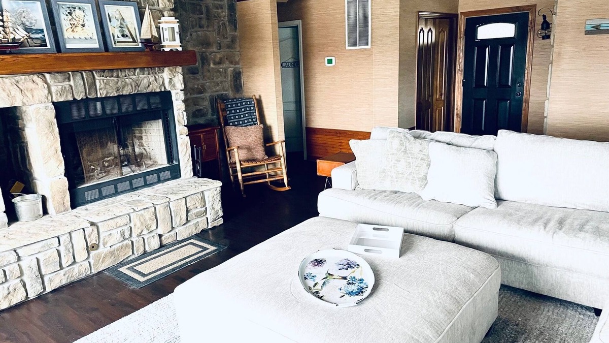 Eureka Springs House | Remote Beaver Lake Home with Stunning View