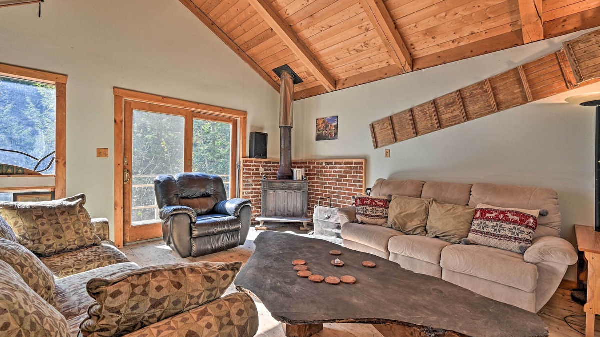 Stowe Area Cabin | Remote Cabin w/Fire Pit: 3 Miles to Stowe Mtn!