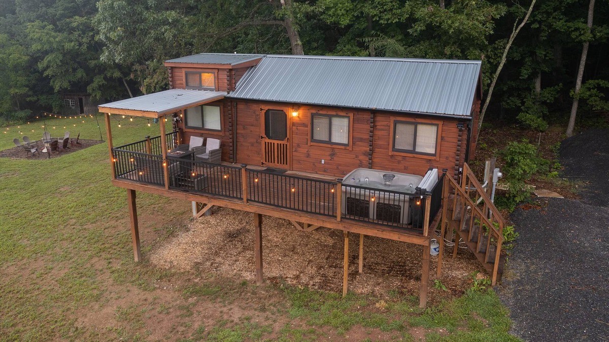Warfordsburg Cabin | Remote Hideaway | Treehouse w/HOT TUB, Views + Fire Pit!