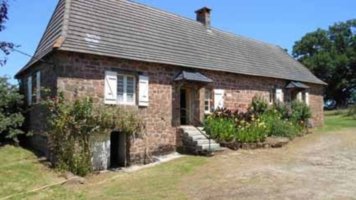 Villac Cottage | Remote House with Terrace, BBQ, and Garden - Pets Allowed