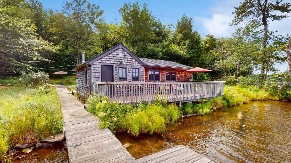Poyntelle House | Remote lakefront cabin, dog-friendly with deck & outdoor shower