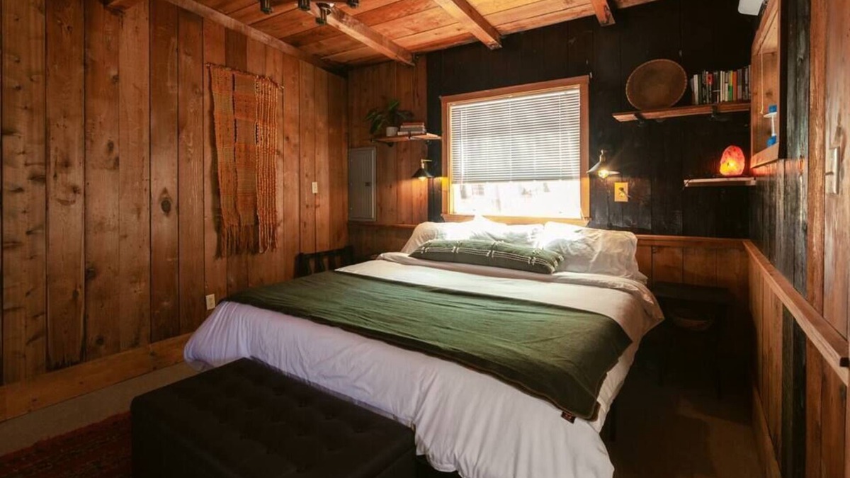 Lakeside Cabin | Remote Lakefront Cabin on North Tenmile Lake