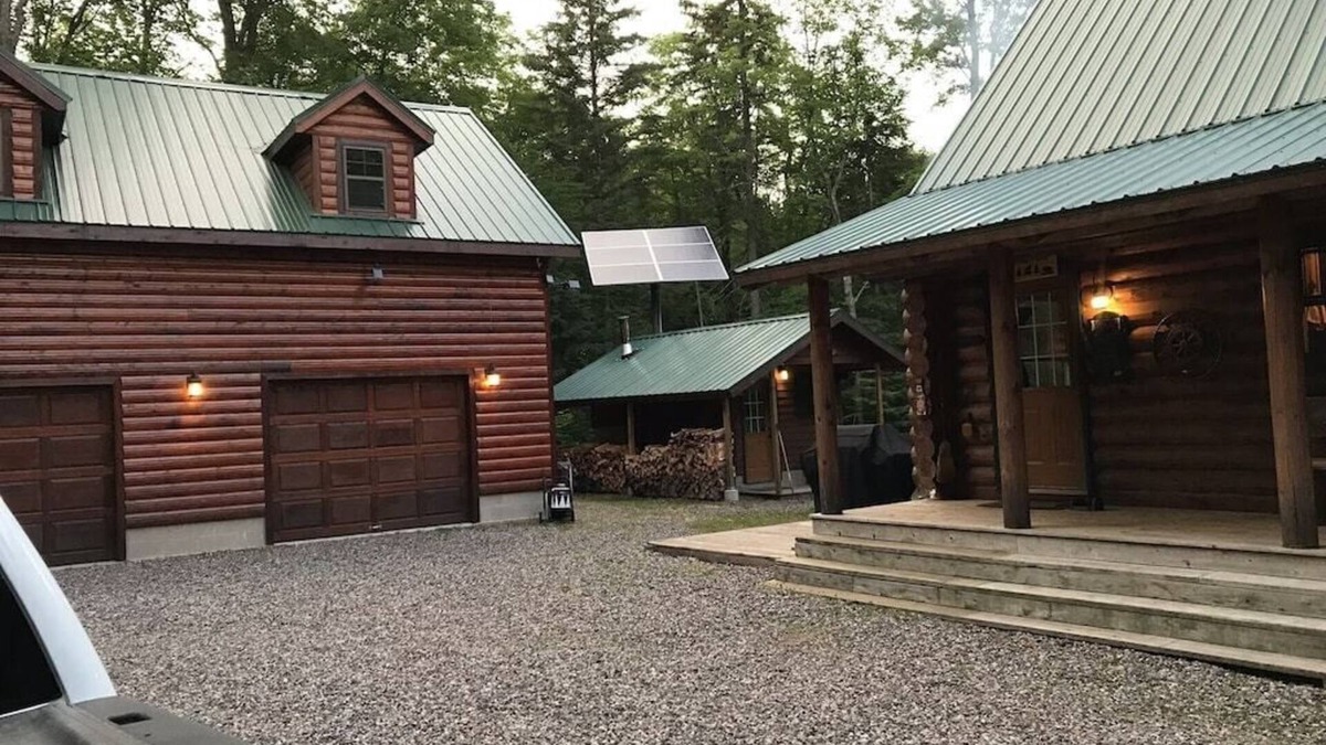 Champion Cabin | Remote log lodge in the Huron Mountain foothills.