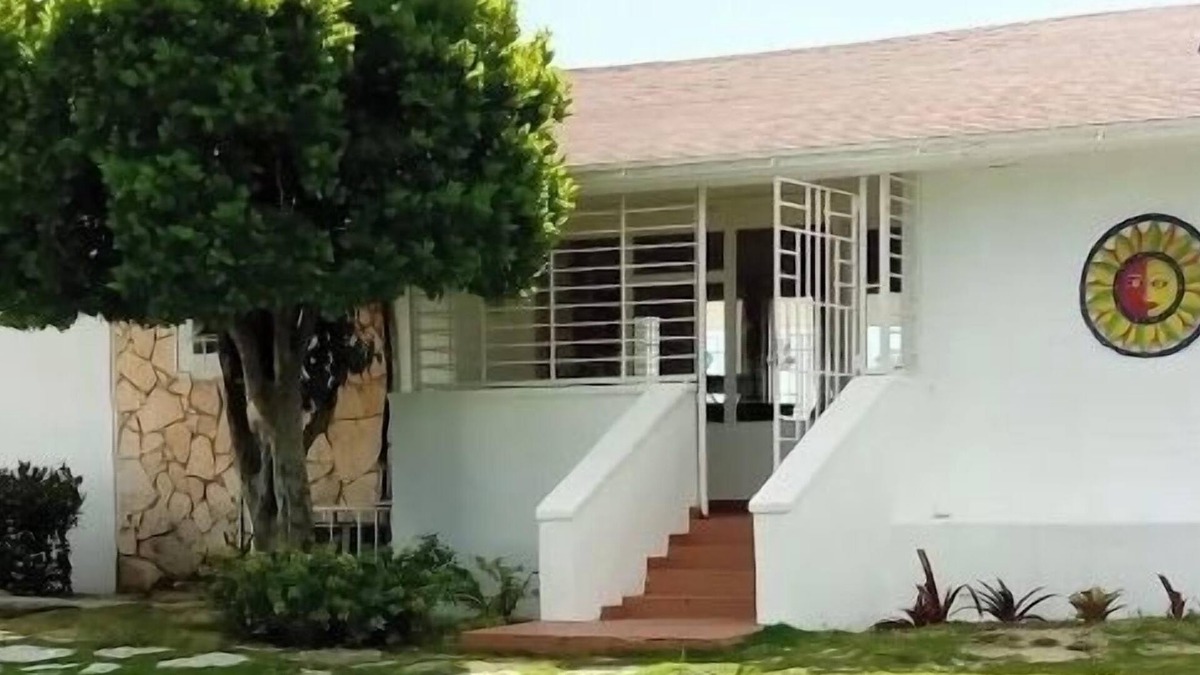 Adelaide House | Remote sandy beach, Chill in nature and adventures of the sea at a beach cottage