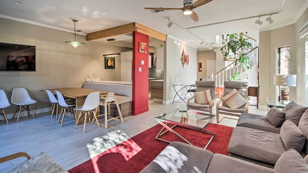 Boulevard Oaks House | Remote-Work Friendly Houston Home w/Backyard!