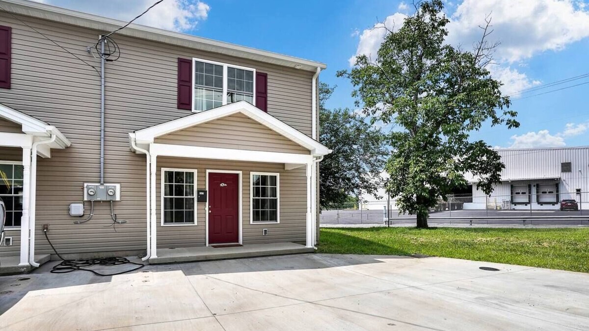 Lebanon House | Remote Workers, Traveling Professionals & more Welcome! New build in Lebanon, PA