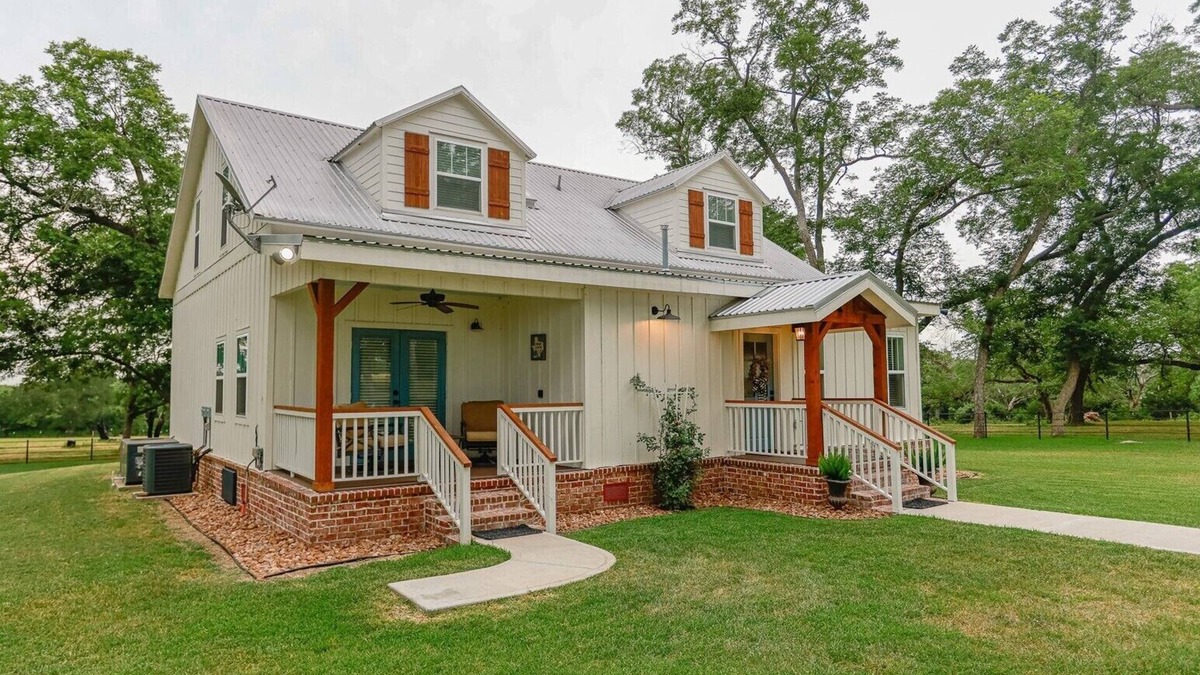 Schulenburg House | Ren Farmhouse! 17 acres | Game Barn! | 10 mi to Wed Venues!