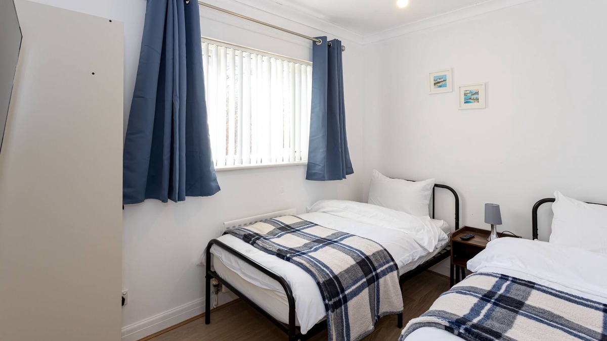 Bolton House | Renfrew House: 5 minutes from M61, Large Detached House with 5 Bedrooms