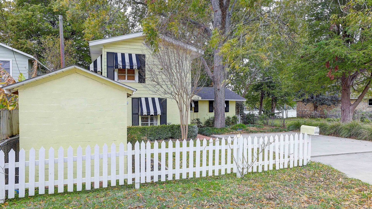 McQueeney House | Rennovated Farmhouse Lake McQueeney Cove