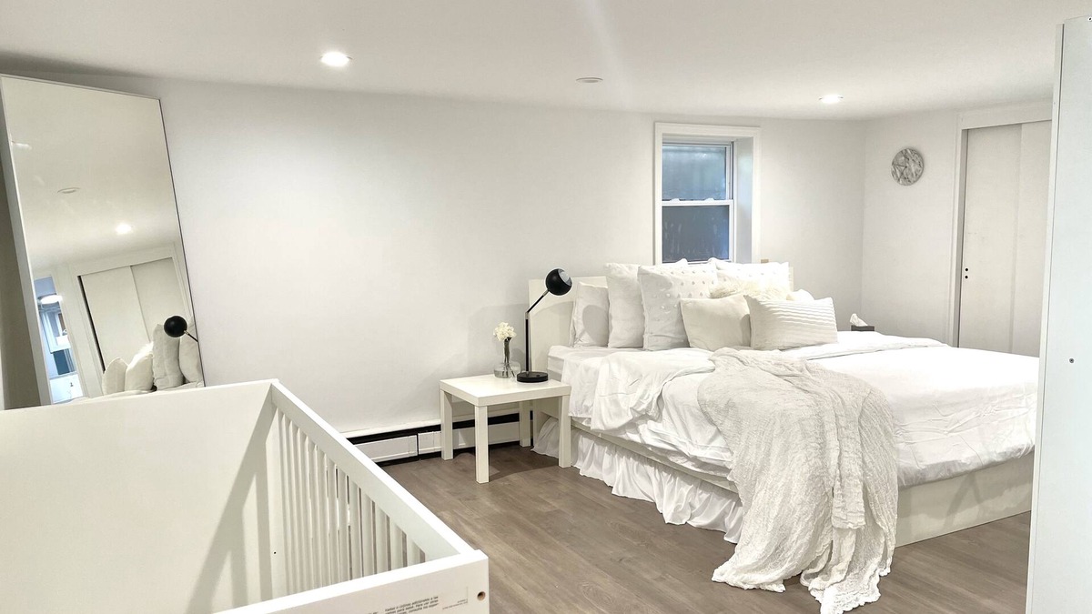 Southeast Yonkers House | Renovated 1 bedroom apartment 30 min train ride from manhattan