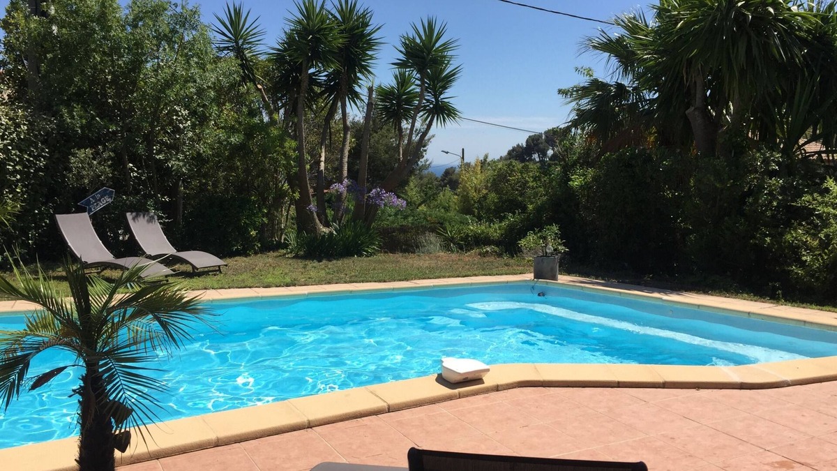 Carqueiranne Villa | Renovated 150m2 air-conditioned villa with swimming pool close to beaches