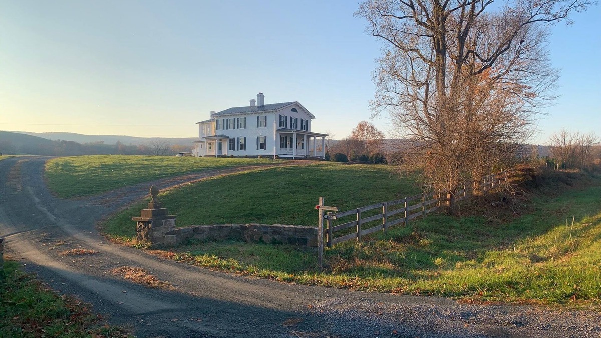 Rippon House | Renovated 1880s farmhouse near the Blue Ridge and Sky Meadows with amazing views