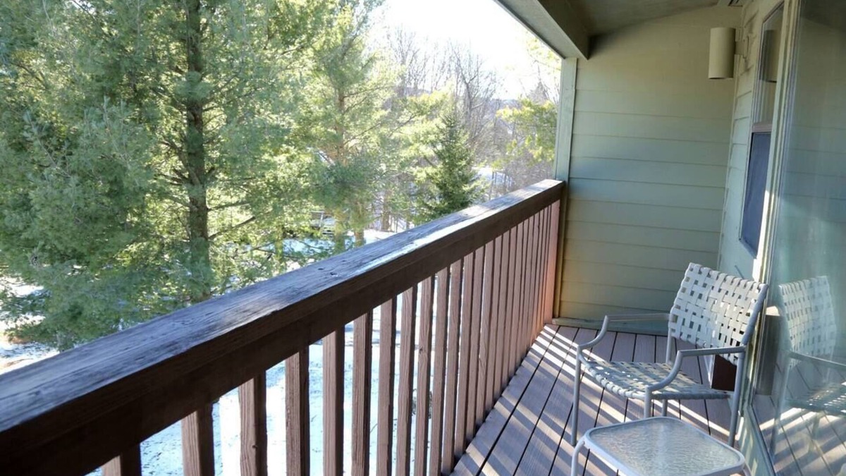 Davis Condo | Renovated 1BR with mini-kitchen, large jacuzzi